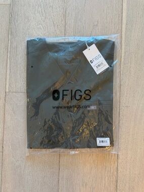 FIGS Men’s Olive “Spruce” Scrub top - S